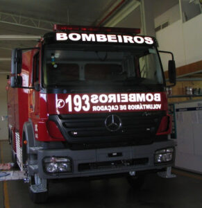 Recorte de contorno em adesivo vinil refletivo