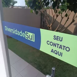 Faixa decorativa e segurança em adesivo vinil para porta de vidro